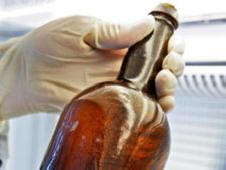 Na Novi Zelandiji našli pismo v steklenici, preplavali 13 tisoč kilometrov.