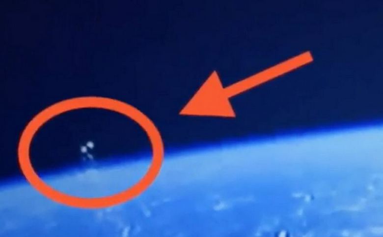 Skupina neznanih vesoljskih plovil je padla v objektiv kamere ISS