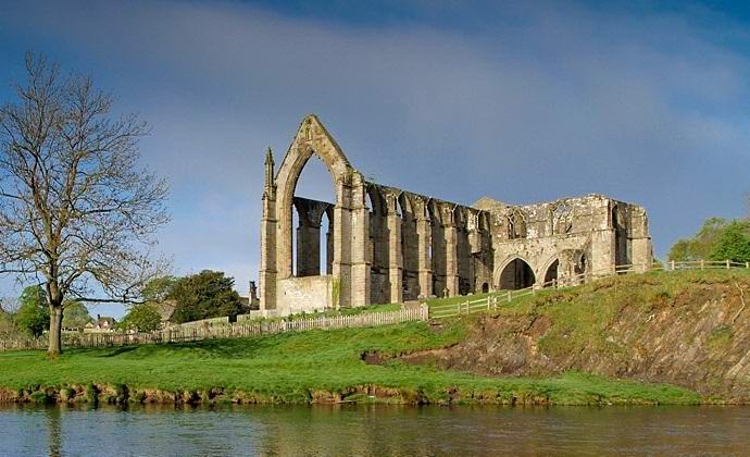 Duh je bil ustreljen v oknu srednjeveškega samostana.
