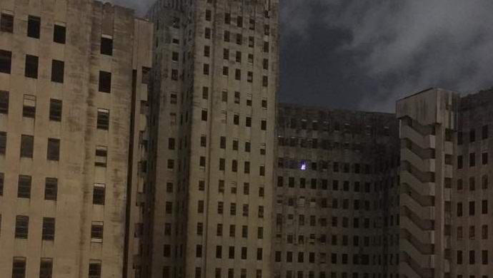 Na oknu zapuščene bolnišnice se je pojavil božični duh.