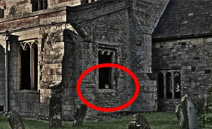 Na oknu zapuščene cerkve se je pojavil duh.