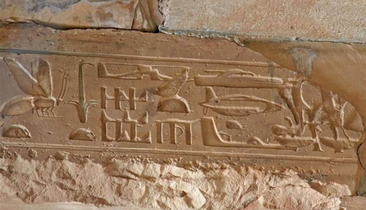 V piramidi Cheops so našli slike helikopterja, tanka in podmornice.