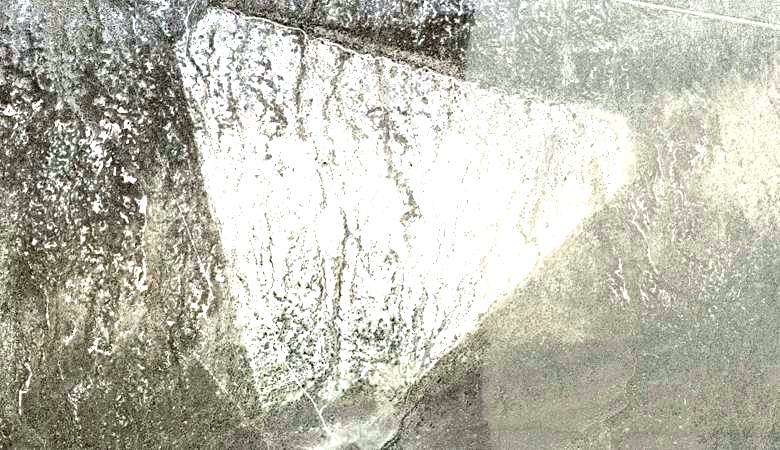 V puščavi Nevada so našli velikansko trikotno zgradbo.