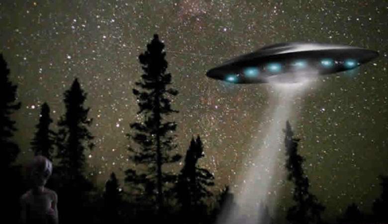 V spletu se je pojavil videoposnetek z vesoljcem, ki pristane v летающую тарелку