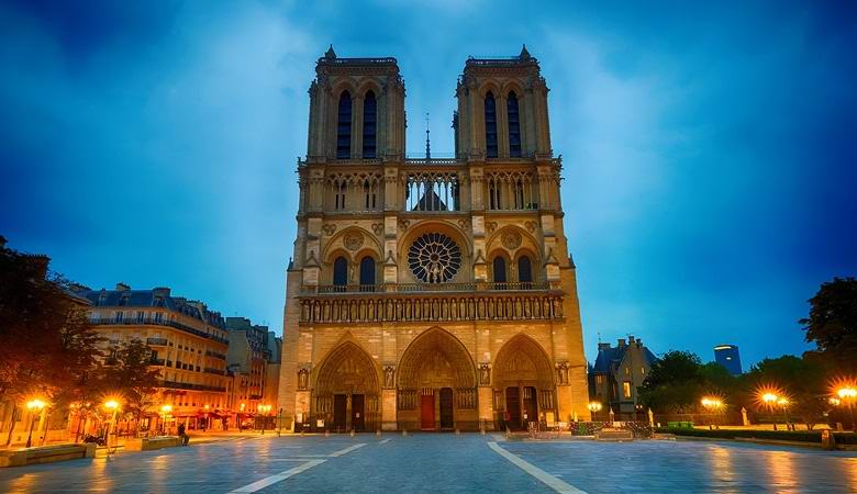 Duh je bil dvakrat fotografiran v parku Notre Dame de Paris