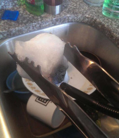 V ZDA je zapadel sneg, ki segreva, ko se segreje, in se ne spremeni v vodo