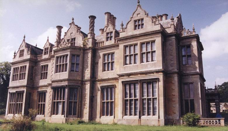 V stari opatiji ujeli ljubljene duhove zaljubljencev