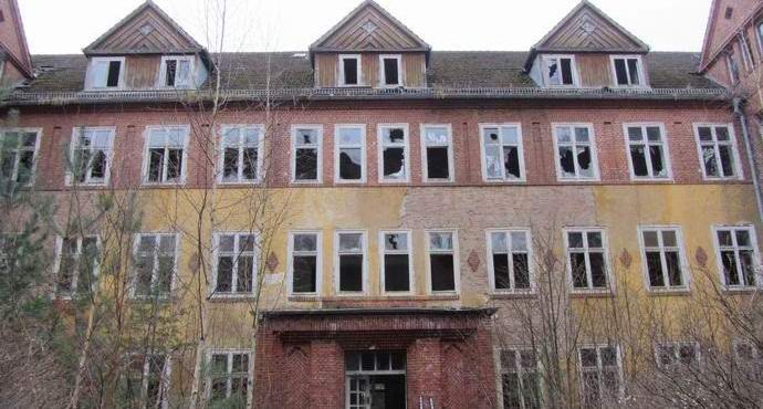 Duh je bil fotografiran v zapuščeni angleški duševni bolnišnici.