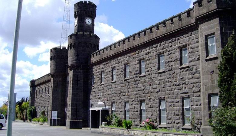 V zapuščeni zapor so prišli iz drugega sveta?