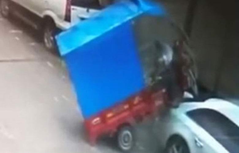 Nevidna sila je vrgla rikšo?