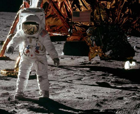 Različica: Kdo vlada zemljanom z lune?