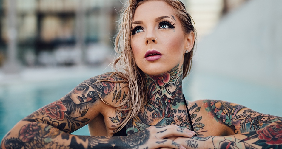 Zdi se, da blede tetovaže ostanejo svetle pod zunanjo plastjo kože.