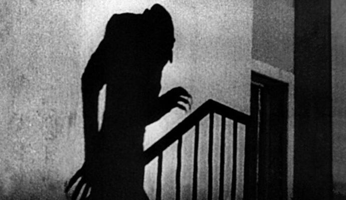 Videoposnetki in fotografije duhov v šoli v ZDA. Skrivnostna senca je napadla najstnike.