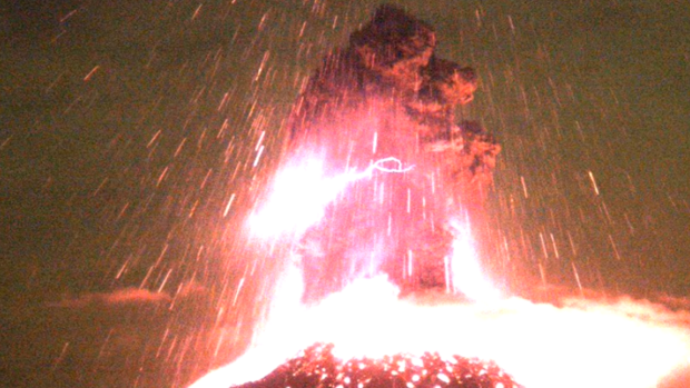 Video: osupljiv izbruh vulkana v Mehiki 