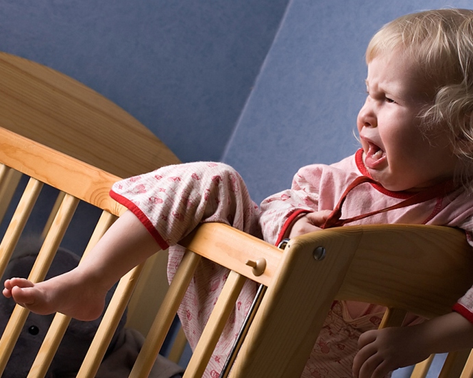 Otroški monitor je posnel grozno igro poltergeista z dojenčkom