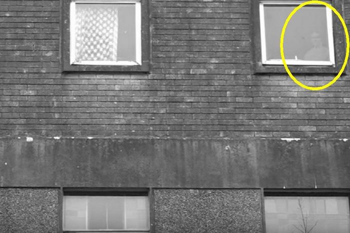 Med rušenjem starega samostana se je v oknu pojavil duh.