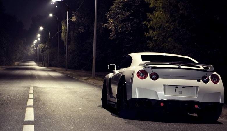 Voznik je na nočni cesti naletel na skrivnostno sijaj.