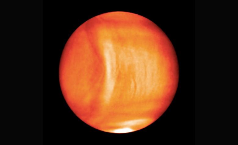 Ogromen predmet neverjetne oblike je pritrjen blizu Sonca.