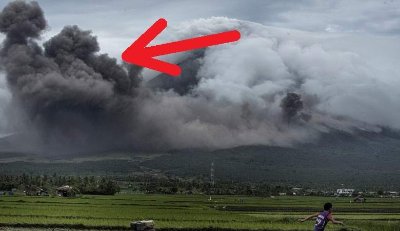 Vulkanski dim je presenetljivo prevzel obliko junakov starodavne legende