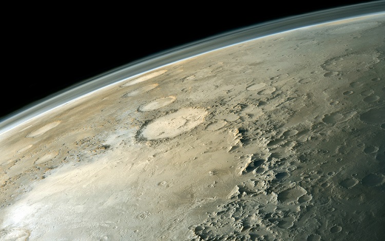 Predmet v obliki črke Y, opazen znotraj lunarnega kraterja