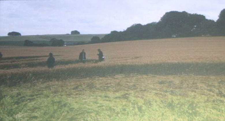 Skrivnostna figura je sledila ufologom na terenu