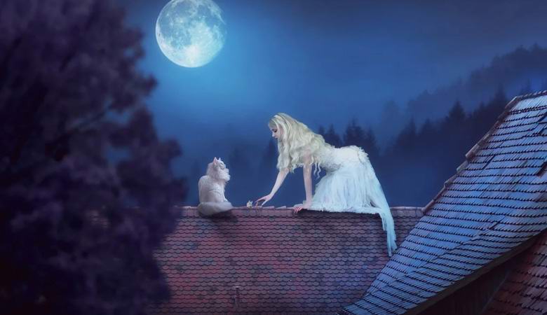 Skrivnostna figura s svetlečimi očmi na strehi hiše