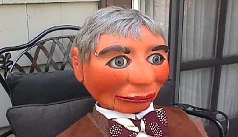 Skrivnostna lutka, uradno osumljena umora