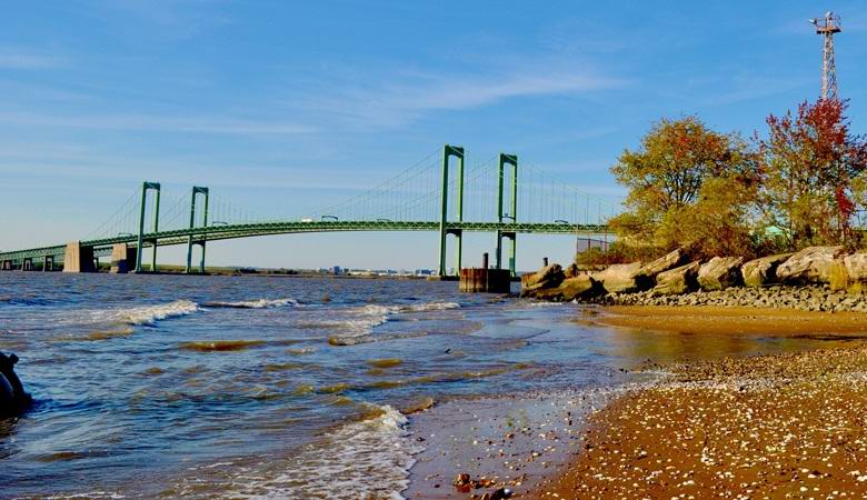 Skrivnostna glasba prihaja iz reke v ZDA.