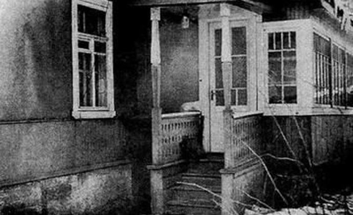 Skrivnostne fotografije z zlobnimi duhovi razbijajo okno