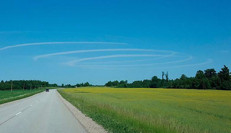 Skrivnostni krogi na nebu so zmedli Latvijce