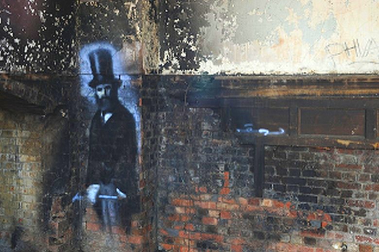 Skrivnostni moški v top klobuku in temnem plašču