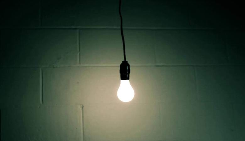 Skrivnostni vir svetlobe, ujet v stanovanju.