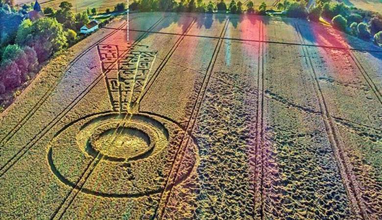 Skrivnostni krog na polju v Essexu je zmedel ufologe