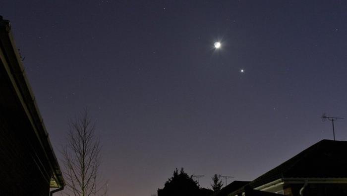 Skrivnostni predmet na nočnem nebu so opazili prebivalci Serpuhova.