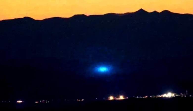 Skrivnostni modri ogenj se je dvignil nad