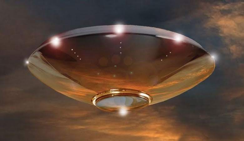 Skrivnostno utripajoči predmet je pristal v britanskem vrtu.