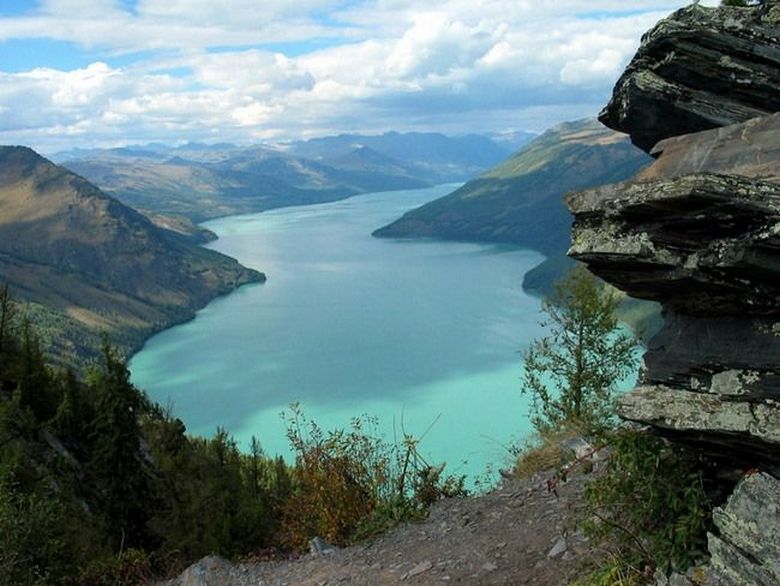 Skrivnostno bitje, ki plava v jezeru na Kitajskem, je padlo v objektiv fotoaparata.