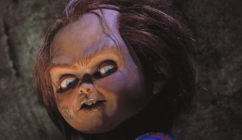 Na brazilskem pokopališču je bila odkrita skrivnostna lutka z živahnimi očmi.