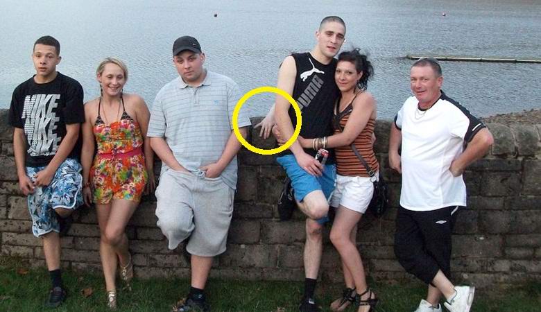 Na družinski fotografiji je bila najdena skrivnostna roka.