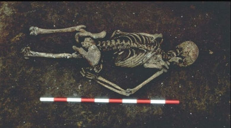 Pogrebi, v katerih ležijo okostja, obrnjeni navzdol