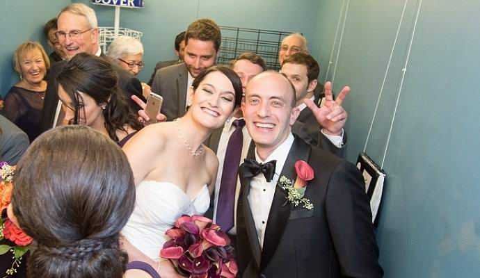 Zaljubljenca, zataknjena v dvigalu, sta se poročila prav tam.