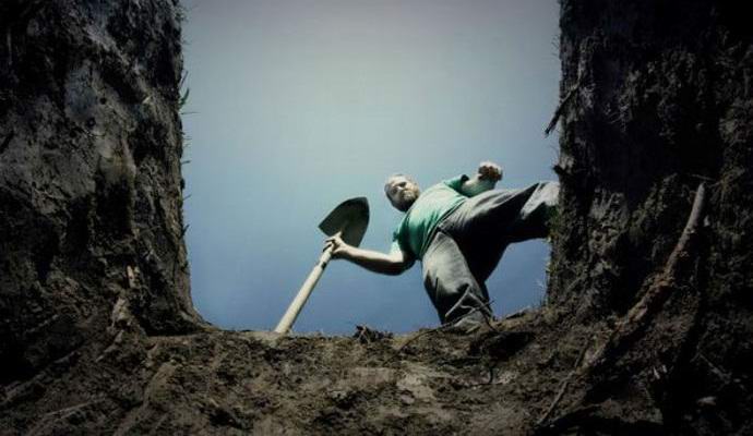 Pokopanemu grdnemu Američanu so ga rešili grlo.