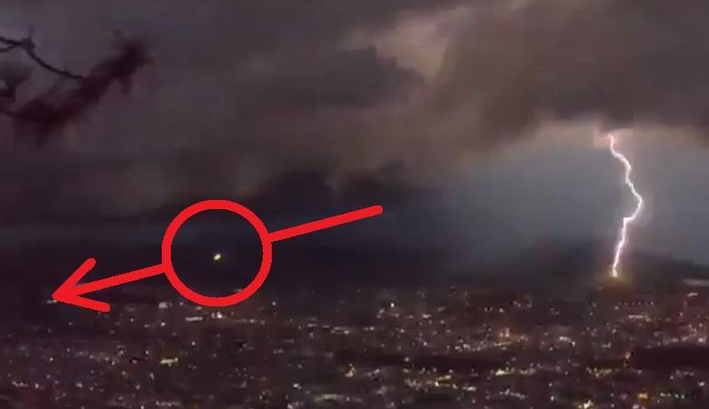 Zeleni sferični objekt je med nevihto nad Mehiko letel