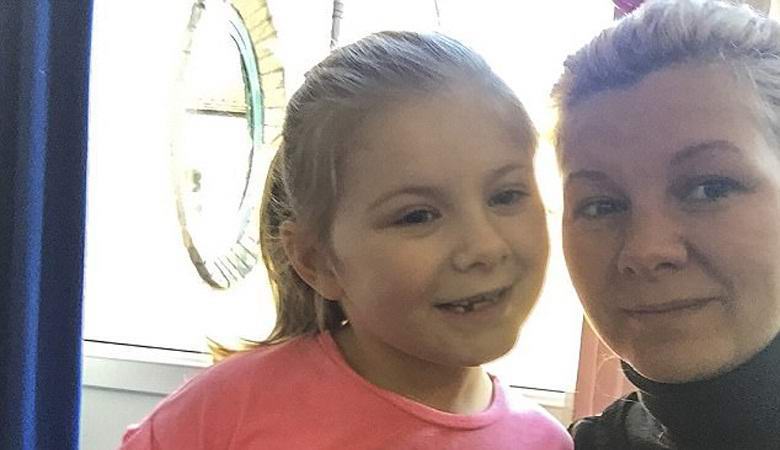 Ženska je fotografirala hčerin duh na vrtu.