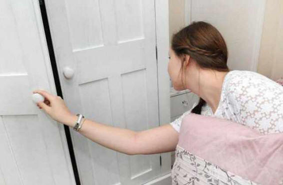 Ženska trpi zaradi redke fobije strahu pred omarami