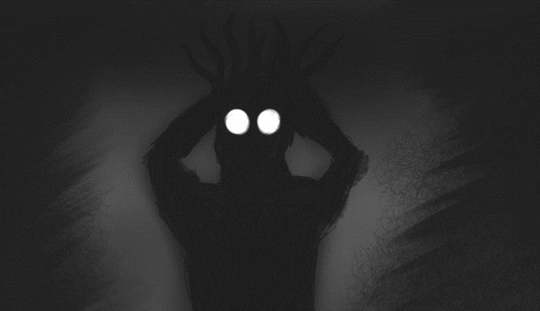 Ženska zajame subjekt s svetlečimi očmi