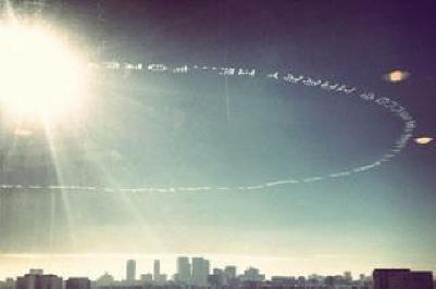 Kalifornijski prebivalec je poklical svoje dekle, da se je poročil z napisom na nebu.