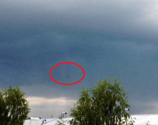 Prebivalec Kirova je med nevihto fotografiral na nebu jeklene NLP