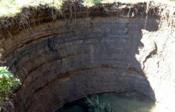 karstovaja voronka v centralni Grecii (1)