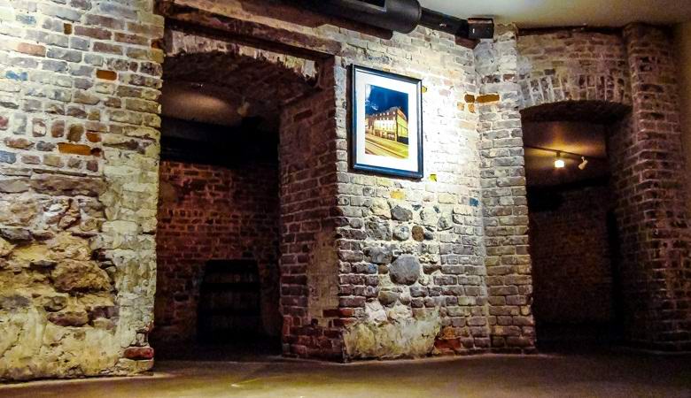 Zlovešče zvesto, posneto v kleti pivovarne